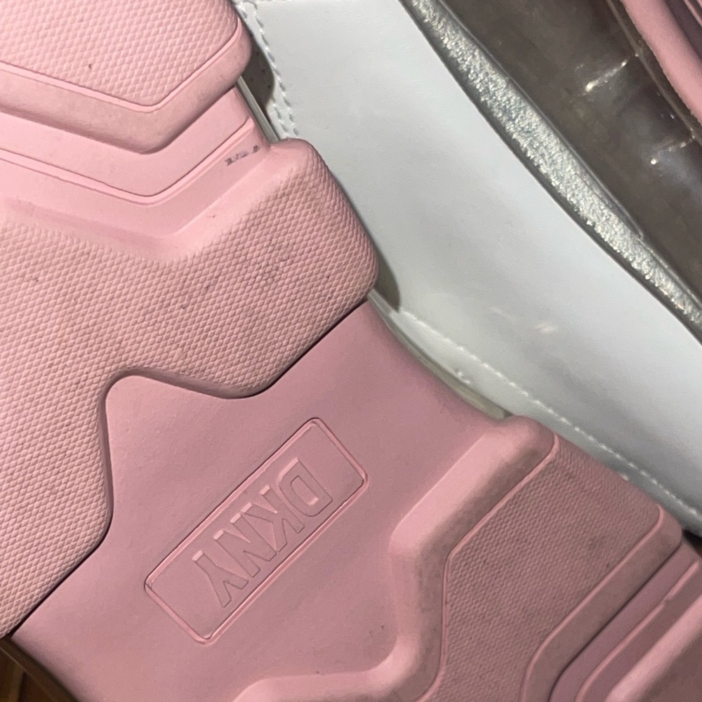 ๐ DKNY WOMAN SNEAKERS. Like new condition - Picture 8 of 8